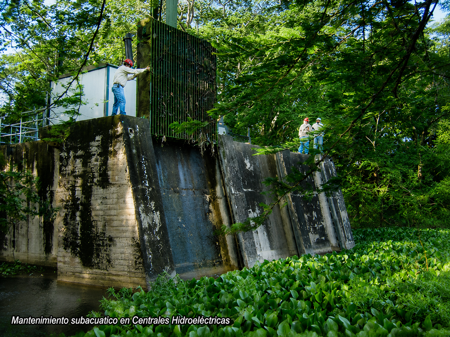 Specialized underwater maintenance at hydroelectric infrastructure in El Salvador
